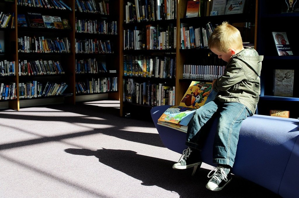 図書館で男の子が本を読んでいる